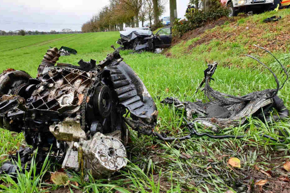 Der Motorblock liegt auf dem Feld.