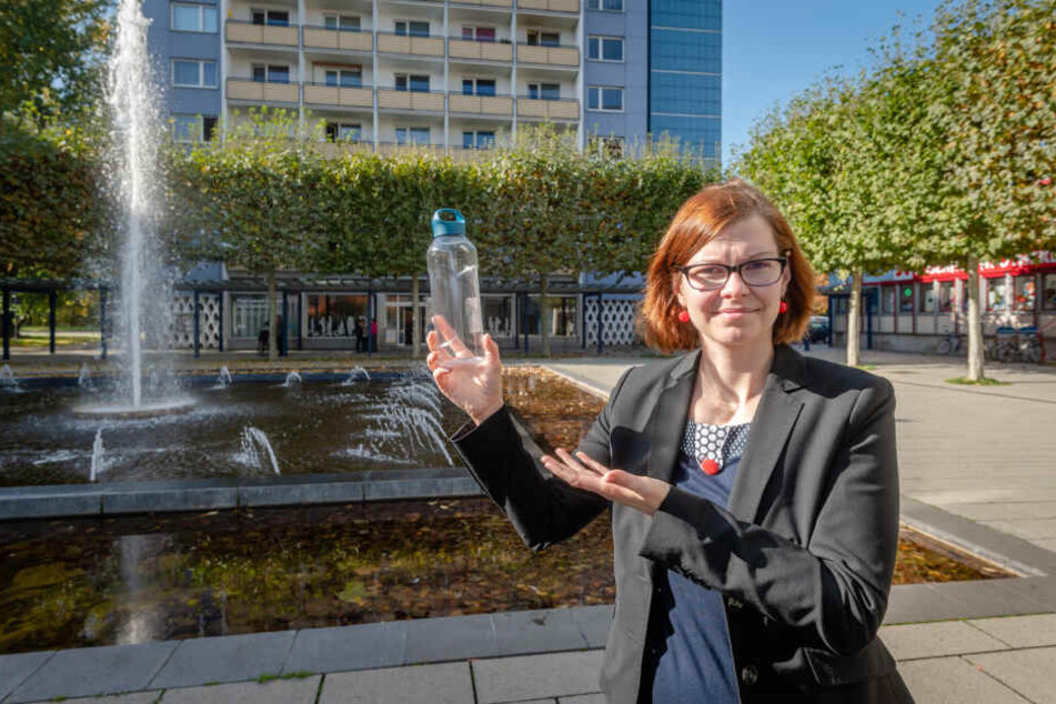 "Prima Idee": Politikerin Sabine Pester (34, Linke) mit einer Trinkflasche zum Füllen.