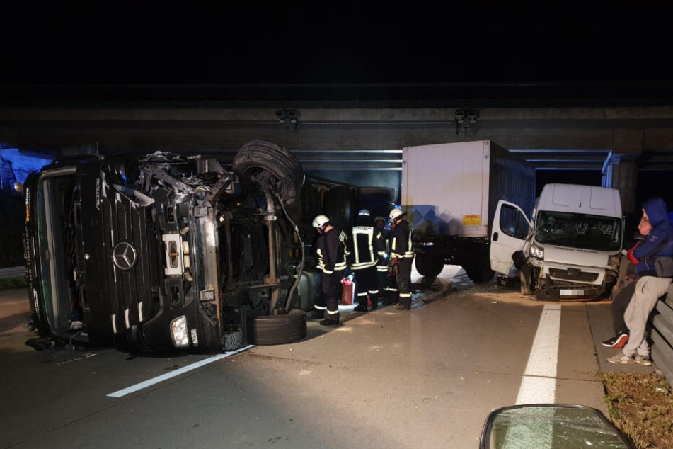 Der Anhänger eines LKW ist in der Nacht zu Freitag auf der A2 bei einem Unfall umgekippt.