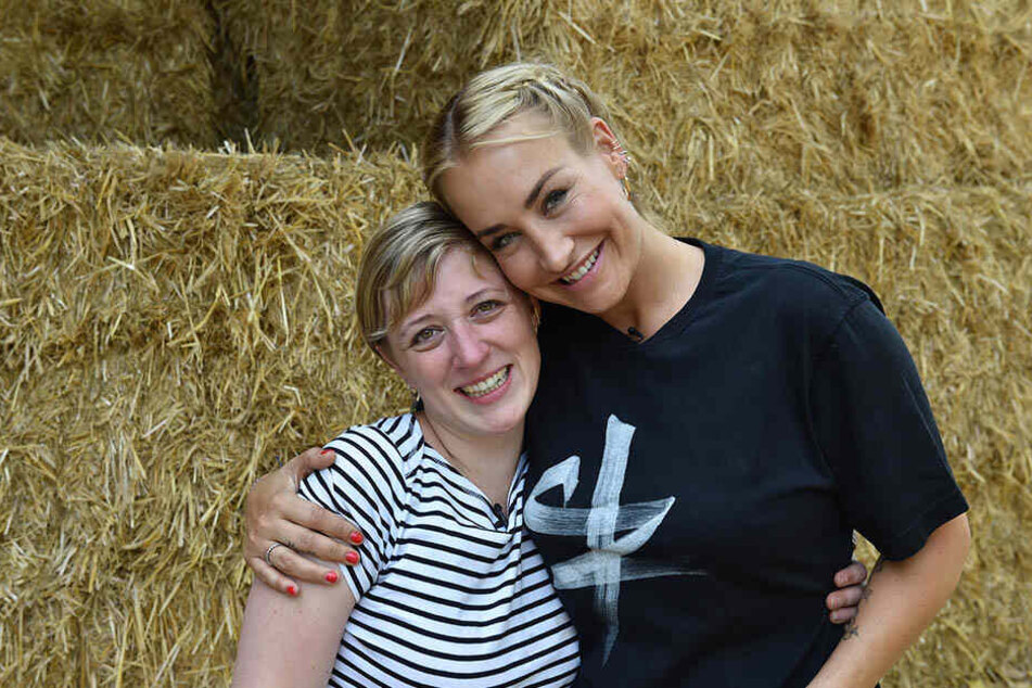 Sarah Connor (39, r.) hat Selina bei der musikalischen Überraschung für ihren Ehemann geholfen.