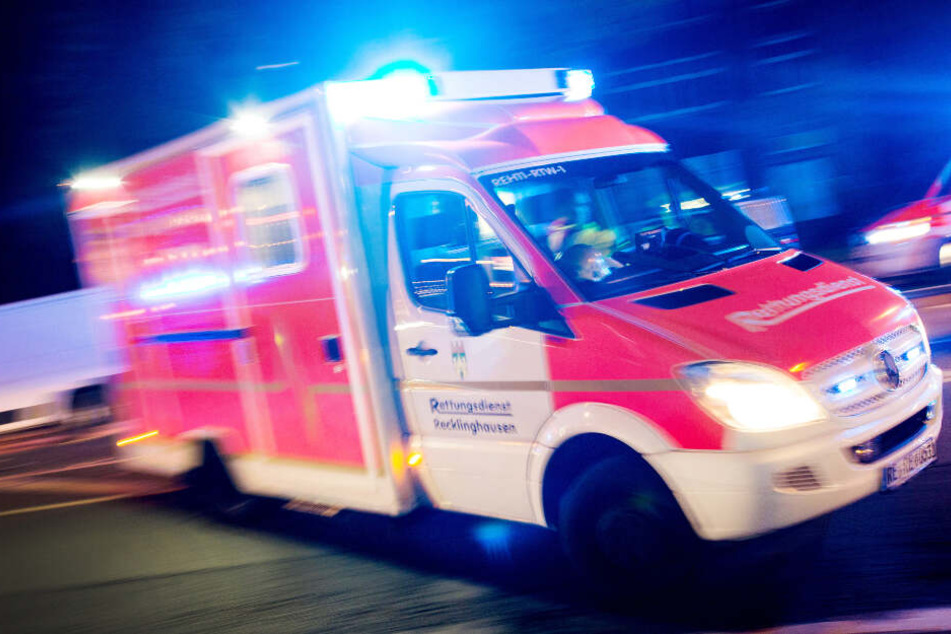 Der schwerverletzte Fußgänger kam ins Krankenhaus. (Symbolbild)