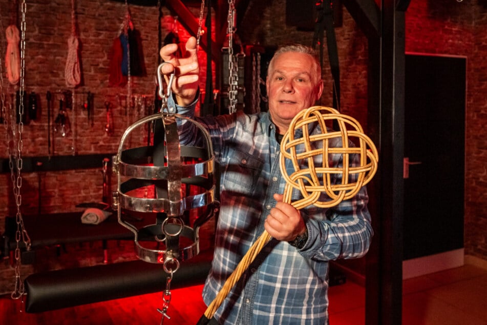 Helm und Teppichklopfer gehören zur Ausstattung der BDSM-Wohnung von Heiko Ruß (61).