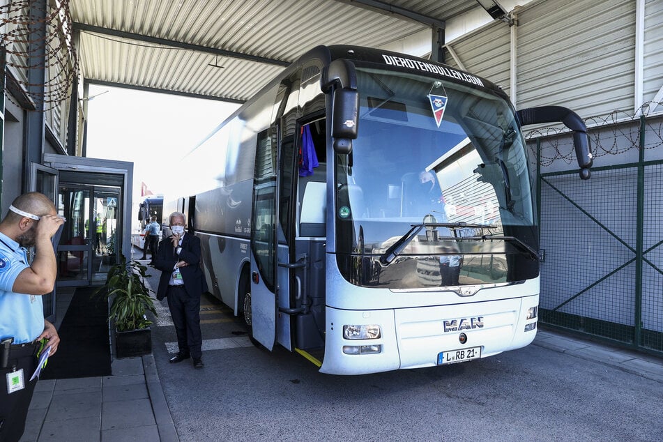 Der Mannschaftsbus von RB Leipzig wartet am Flughafen Humberto Delgado in Lissabon auf das Team.