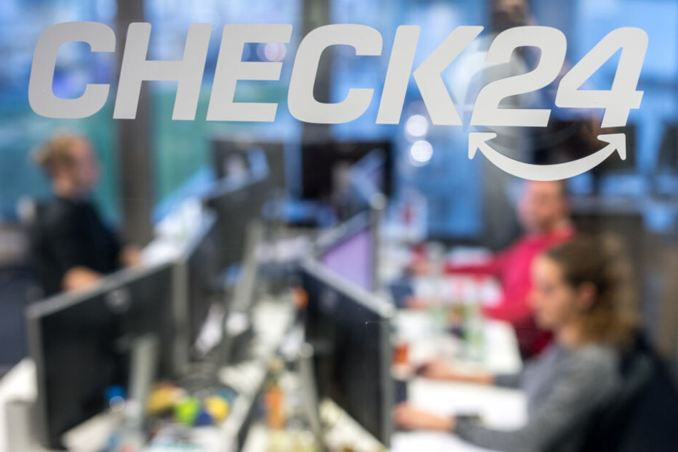 Mitarbeiter sitzen in der Zentrale des Vergleichsportals Check24 in München.