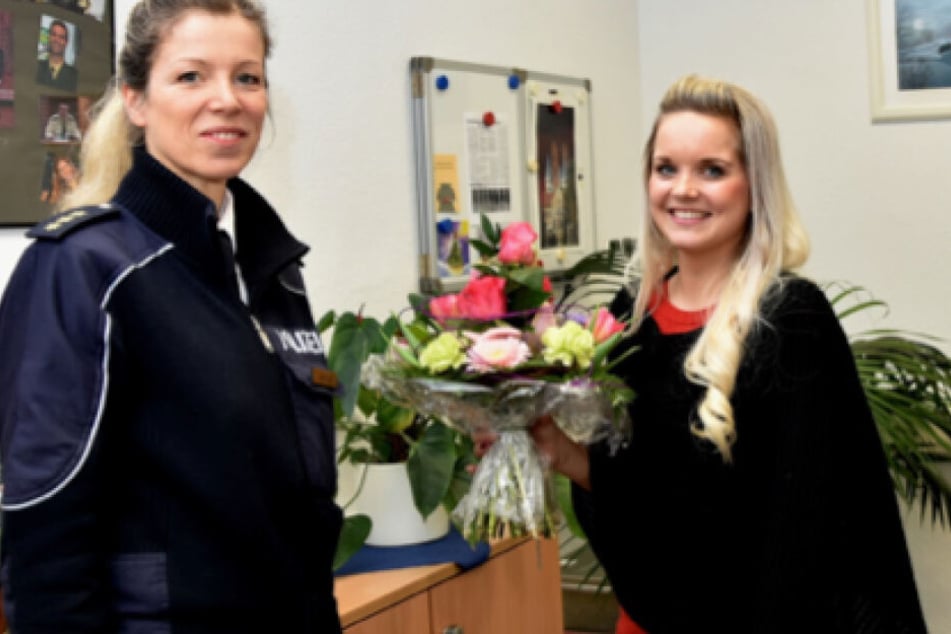 Mit einem Blumenstrauß bedankte sich Leiterin des Polizeireviers Halle (Saale) Annett Wernicke bei der jungen Frau.