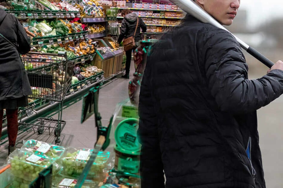 Der Täter verschwand und kam kurz darauf mit einem Baseballschläger in den Supermarkt zurück. (Symbolbild)
