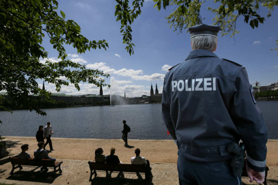 Die Polizei sucht an der Binnenalster nach Zeugen und Hinweisen.