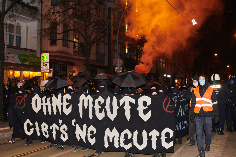 "Ohne Meute gibt's 'ne Meute" steht auf dem Banner, das linke Demonstranten mit schwarzen Regenschirmen halten. Nach Räumung der zur linken Szene gerechneten Kiez-Kneipe "Meuterei" in Kreuzberg haben am Donnerstagabend zahlreiche Menschen protestiert.