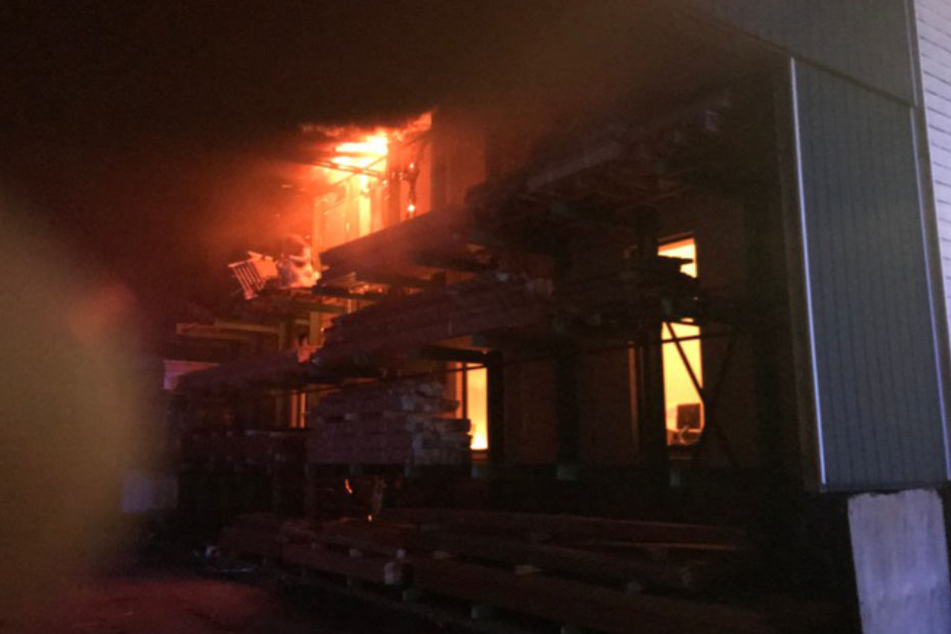 Die Flammen zerstörten die gesamte Halle.