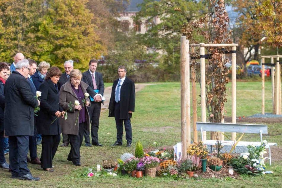 Kanzlerin Angela Merkel (65, CDU) legte an der Gedenkstätte für NSU-Opfer in Zwickau Blumen nieder.