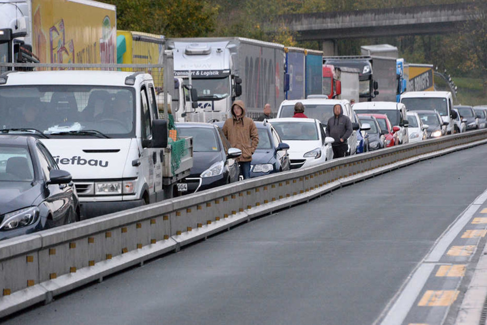 Die Autos stauten sich viele Kilometer lang.