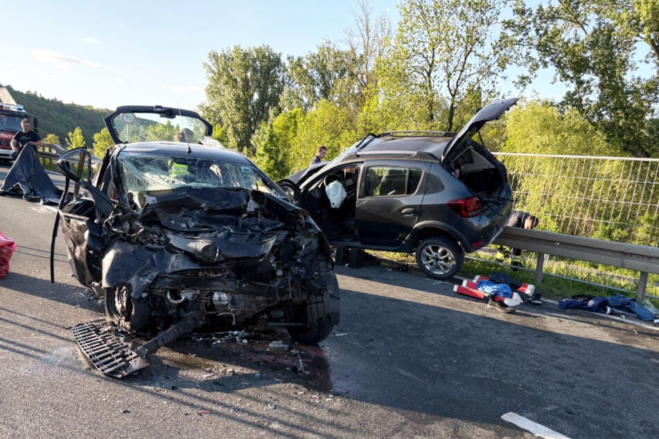 Zwei Autos kollidierten am Dienstagnachmittag in Unterfranken frontal. Zwei Menschen starben infolge des Unfalls, dessen Hergang noch aufgeklärt werden muss.
