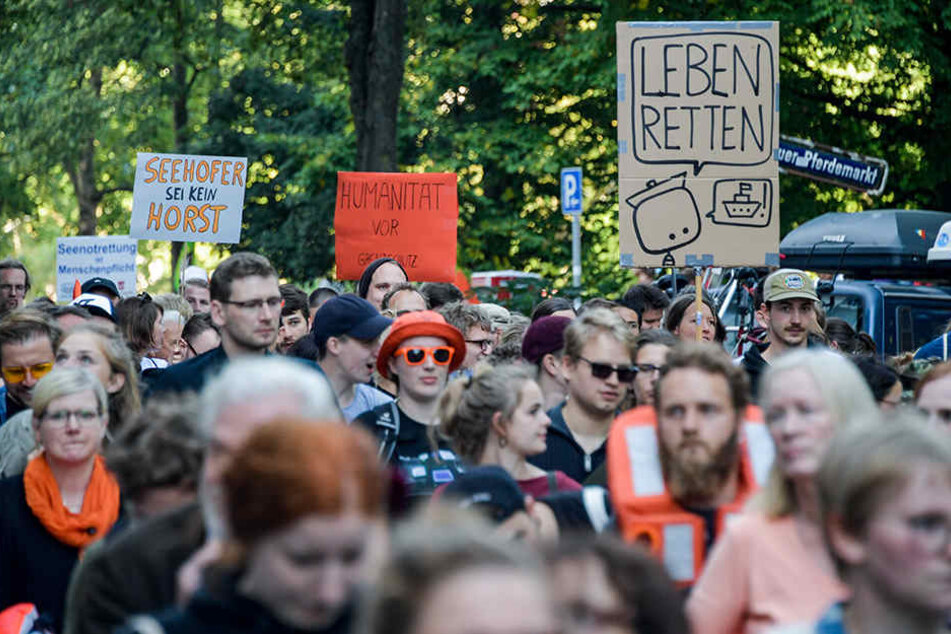 Die Demonstration für die Seenotrettung von Flüchtlingen im Mittelmeer am 13. Juli 2018 in Hamburg stand unter dem Motto "Seebrücke – Schafft sichere Häfen!"