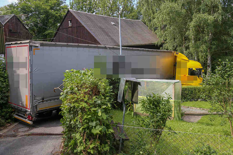 Die enge Straße ist eigentlich für so lange Fahrzeuge gesperrt.