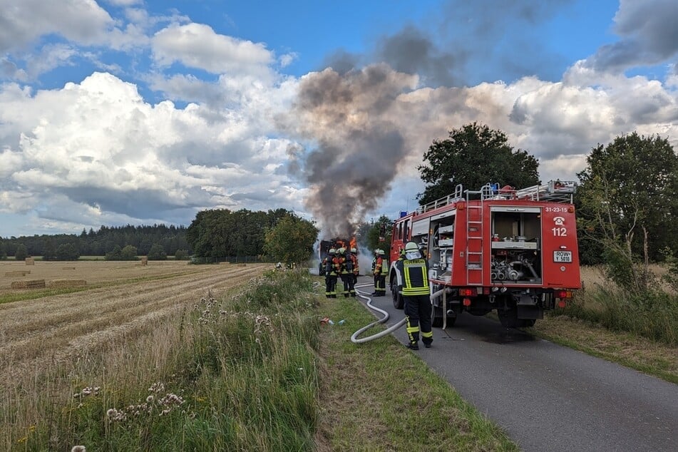 Hamburg: Großeinsatz an der Bundesstraße: Feuerwehr rückt zu Feldweg aus