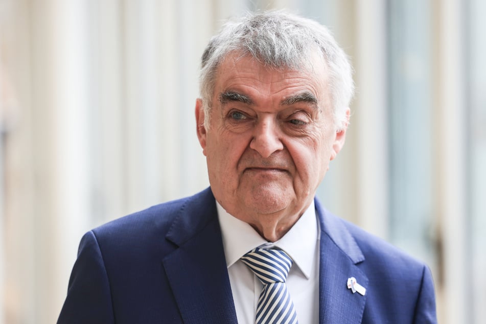 NRW-Innenminister Herbert Reul (71, CDU) äußert sich im Landtag zu einer Razzia gegen eine Hamas-Unterstützergruppe in Duisburg.