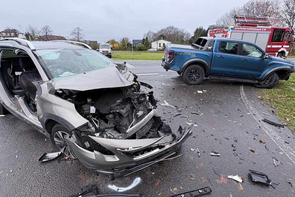 Beide Autos sollen ein Totalschaden sein.