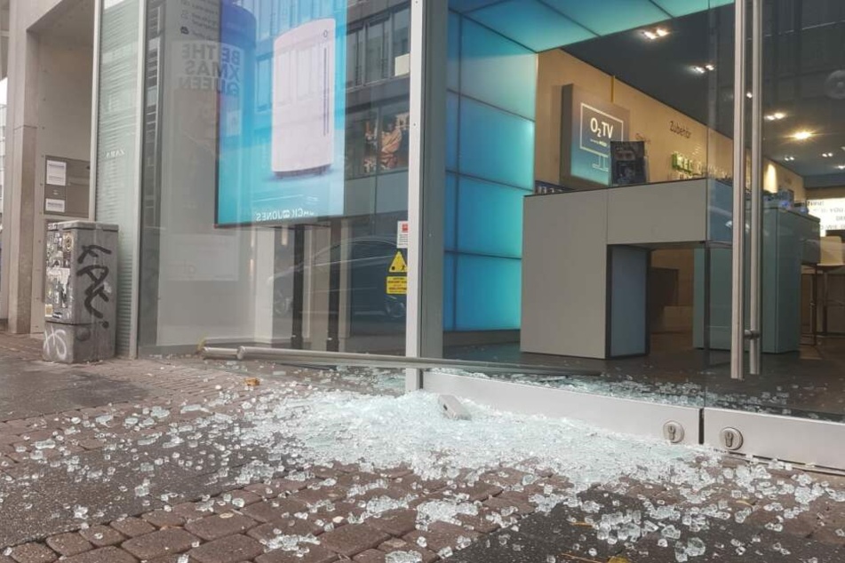 Scherben am O2-Shop auf der Schildergasse zeugten von dem Einbruch.