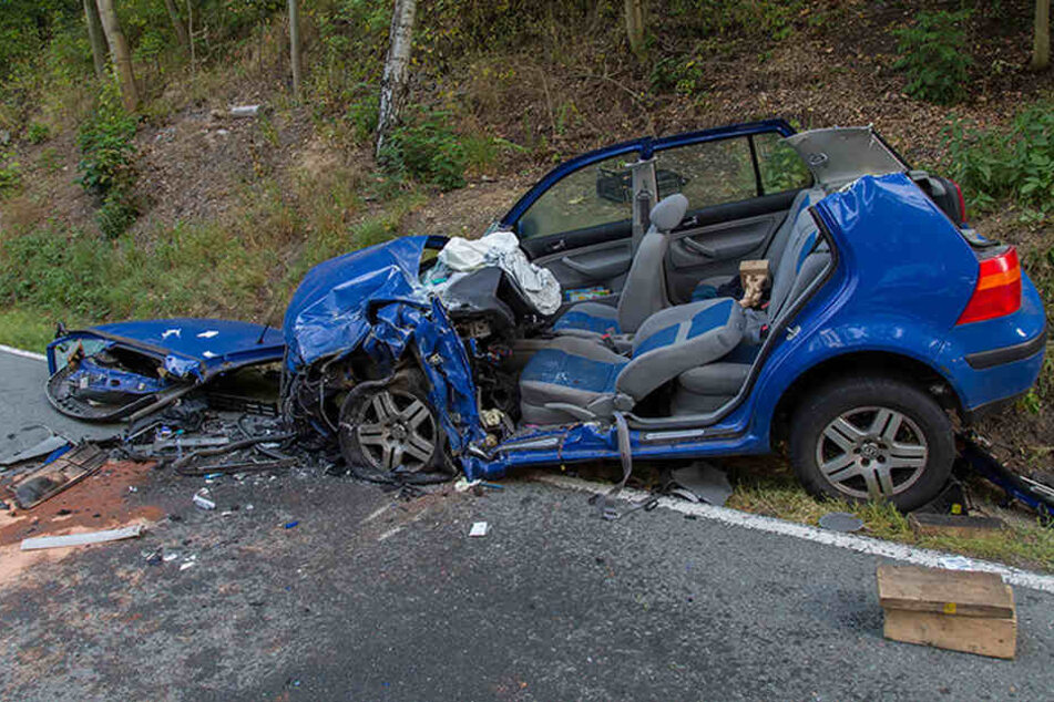 Die Feuerwehr musste aus dem Wrack des VW einen Kameraden retten.