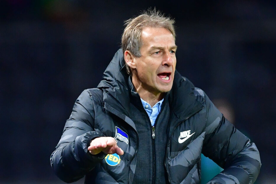 Jürgen Klinsmann gibt Anweisungen am Spielfeldrand.