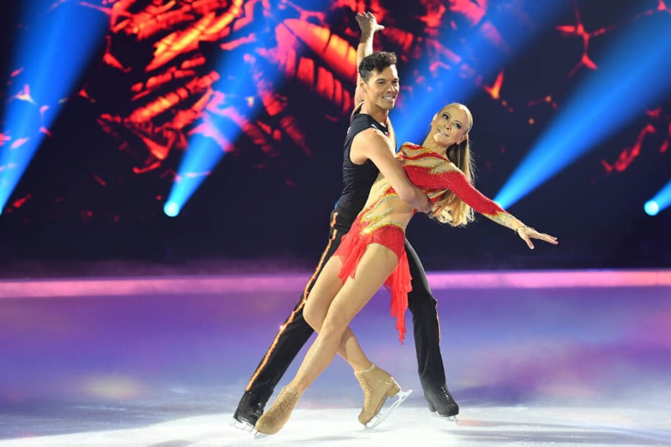 Trotz Rippenbruchs wagte sich Jenny mit Tanzpartner Jamal aufs Eis.