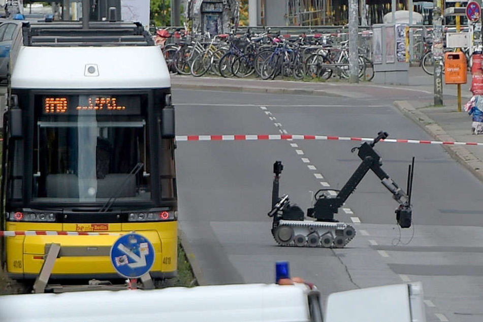 Ein spezieller Bombenroboter untersuchte die verdächtigen Kisten in der Straßenbahn der Linie M10 an der Warschauer Straße.