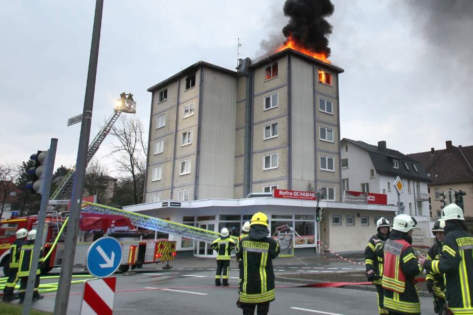 Meterhoch schlugen die Flammen bei dem Brand in den Himmel.