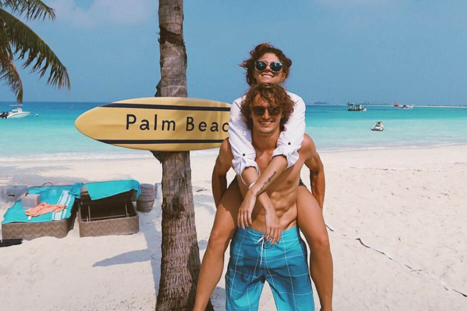 Alexander Zverev und Olga Sharypova genießen die gemeinsame Zeit am Strand.