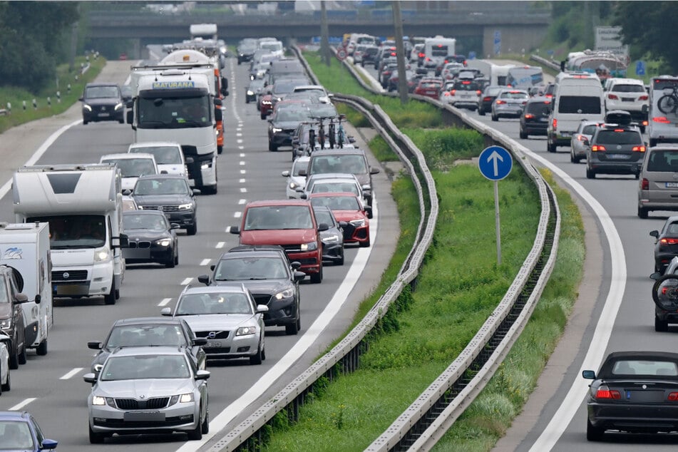 Wie es zu dem Unfall kam und ob es Verletzte gibt, ist bislang unklar. (Symbolbild)