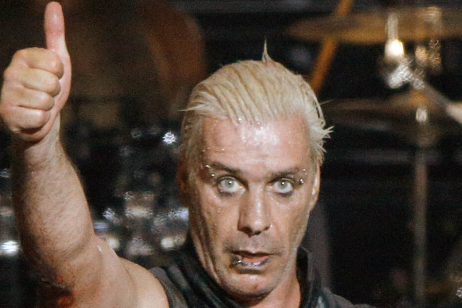Till Lindemann, Sänger der Band Rammstein, zeigt mit dem Daumen nach oben. (Archivbild)