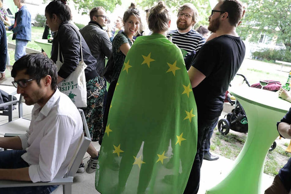 Anhänger der Grünen warten in Berlin auf die Bekanntgabe der erste Prognose der Europawahl. Nach ersten Prognosen hat die Partei über 20 Prozent.