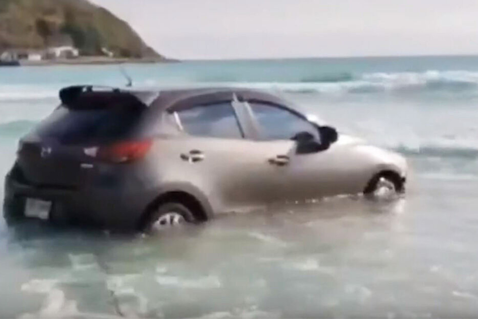 Haruethai Leeprasertphat (32) fand sich mit ihrem Auto im Meer wieder.