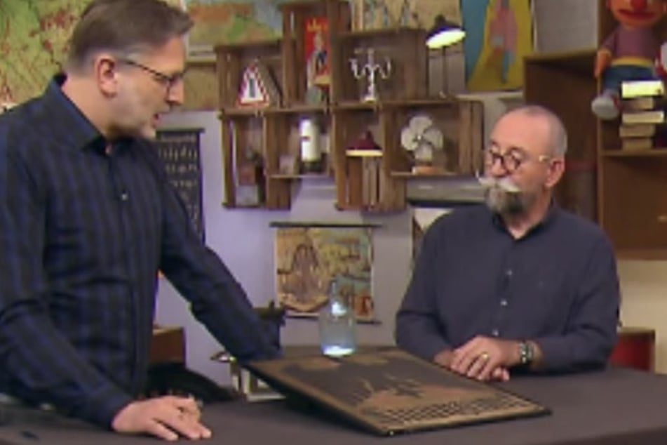 Bei dem Objekt handelt es sich um ein Schild des Finanzamts, wofür Moderator Horst Lichter (63) eine Lanze bricht.