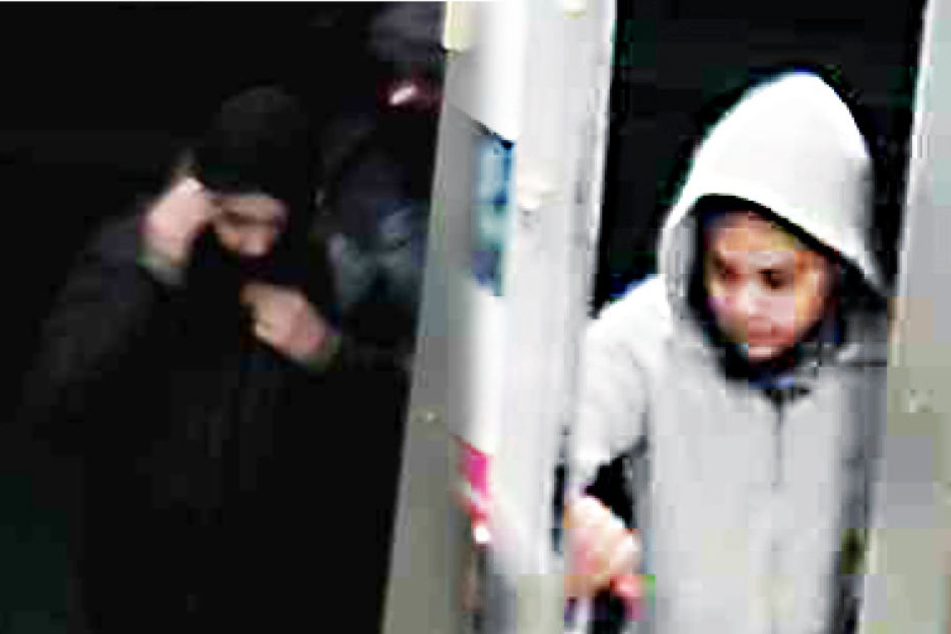 Die Kriminalpolizei Köln fahndet nun mit Fotos aus einer Überwachungskamera nach den Tätern.