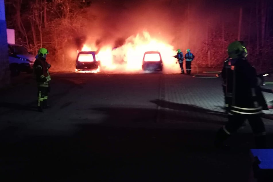 Mehrere Fahrzeuge standen in Annaberg in Flammen.