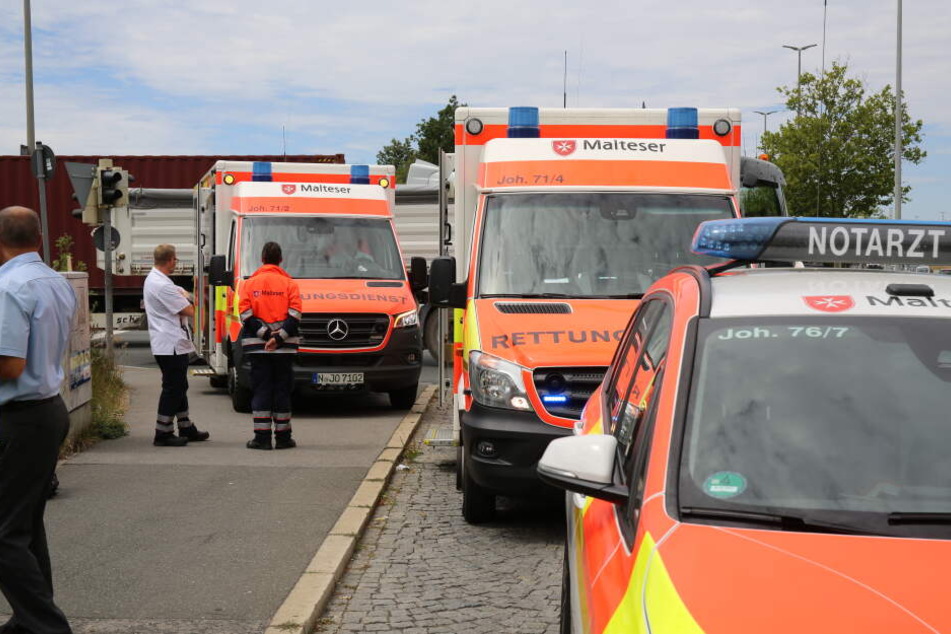 Rettungsdienst und Notarzt rückten an, um sich um die Fahrgäste und den Busfahrer zu kümmern.
