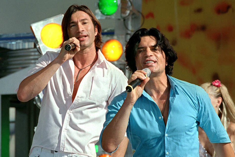 Costa Cordalis (re.) und sein Sohn Lucas sangen 2001 bei einem gemeinsamen Auftritt auf der Internationalen Funkausstellung (IFA) in Berlin.