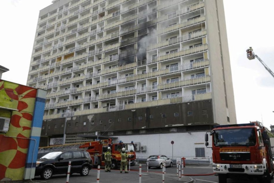 Feuerwehr am brennenden Hochhaus am Pirnaischen Platz.