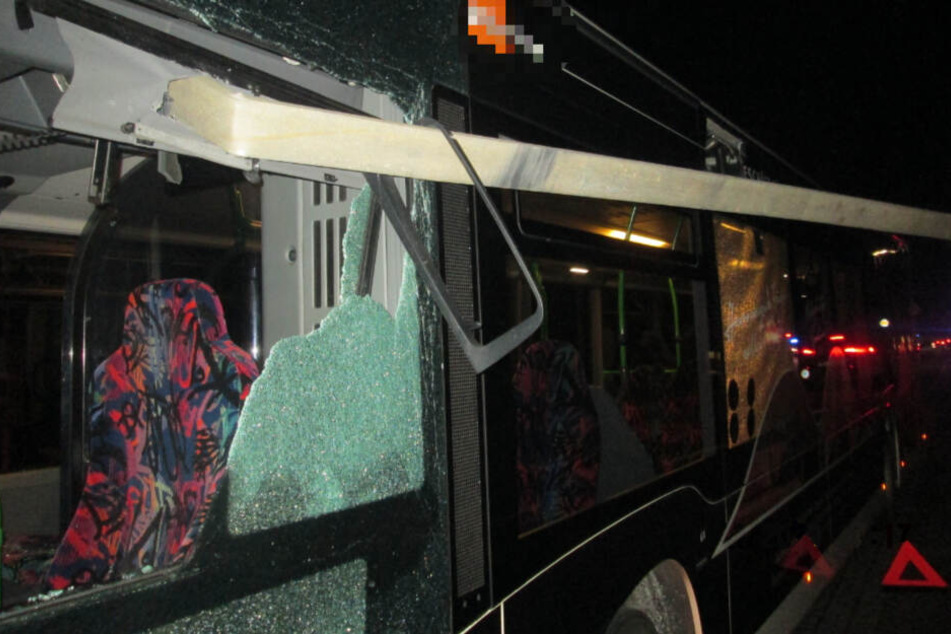 Die Leiste schlug knapp über dem Kopf des Busfahrers ein.