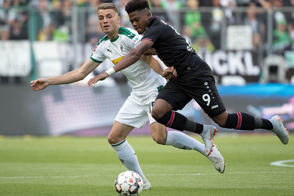 Shooting-Star gegen Newcomer: Gladbachs Bundesliga-Debütant Louis Beyer (l.) im Duell mit Leverkusens Sprinter Leon Bailey (r.).