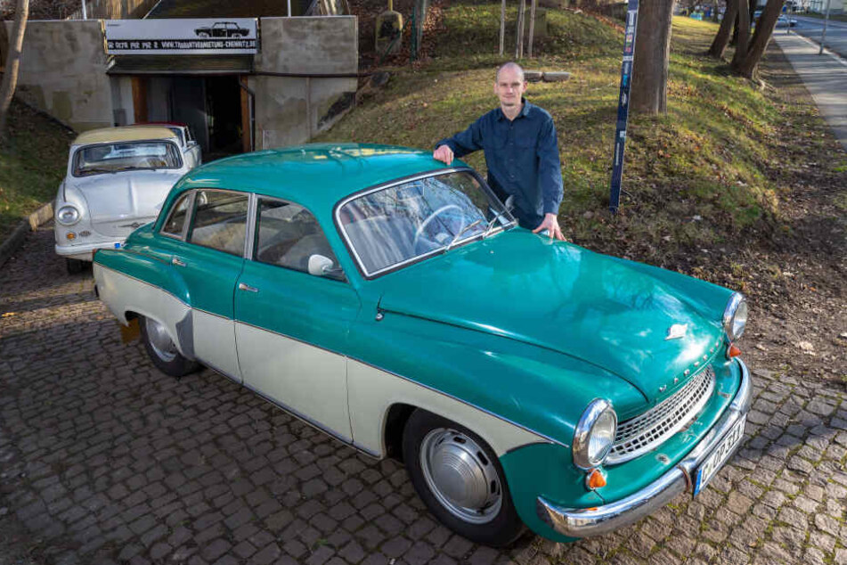Oliver Presch (33) präsentiert stolz seine "Diva", die Wartburg 311. Im Hintergrund: Der "rundgelutschte" Trabi 600 und die Wartburg 353.