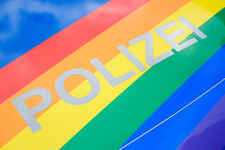 Ein mit Regenbogenfarben beklebter Streifenwagen der Kieler Polizei steht im Rahmen des CSD (Christopher Street Day) auf dem Rathausplatz.
