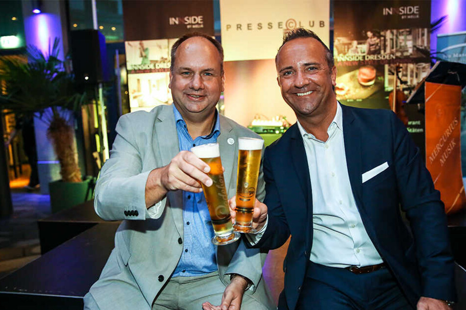 Vor wenigen Tagen ein anderes Bild. Der OB (l.) prostet Hoteldirektor Florian Stühmer ("Innside by Melia") im Presseclub zu, wirkt deutlich schlanker.