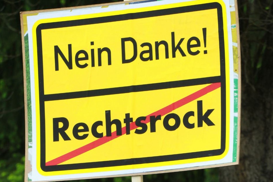 Bürgerbündnisse, die evangelische Kirche und Parteien hatten bereits mehrfach gegen das Rechtsrockkonzert protestiert.