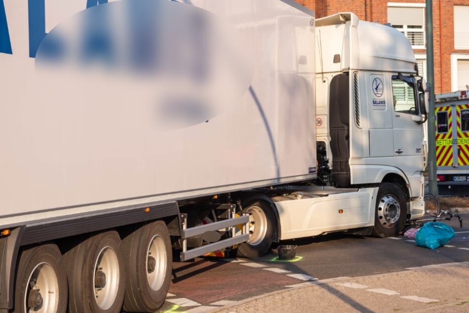 An einer Kreuzung geriet die Radfahrerin unter einen LKW.