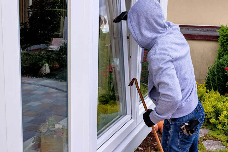 In nur wenigen Sekunden verschaffen sich Einbrecher Zutritt in die Wohnung.