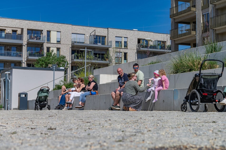 Auf der Uferpromenade gibt es viel Stein und wenig Schatten, doch man hat sich bewusst so entschieden.