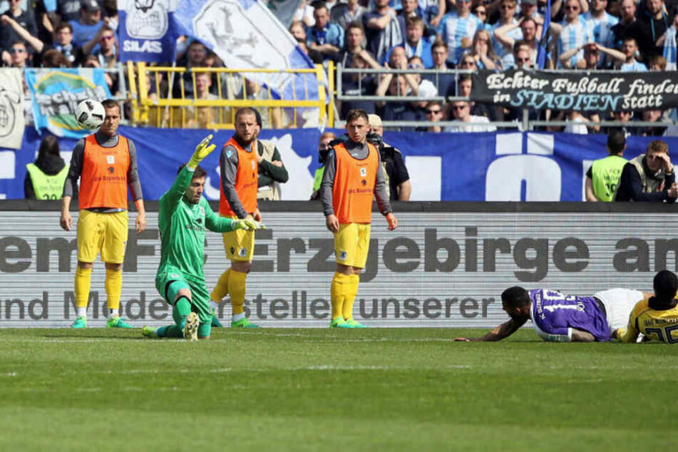 Cebio Soukou (2.v.r.) erzielt im Fallen und mit etwas Glück das 2:0 für die "Veilchen".