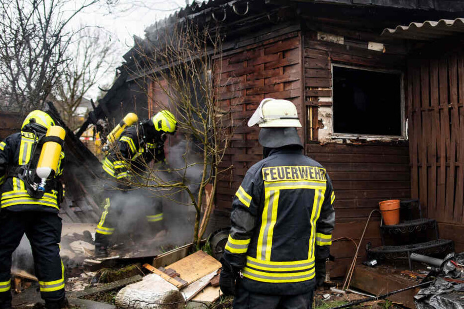Die Kameraden der Feuerwehr löschten das brennende Haus.