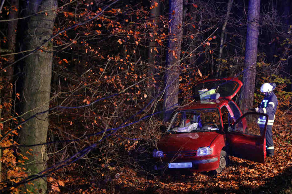 Schwerer Unfall: Nissan landet im Wald, Fahrer eingeklemmt